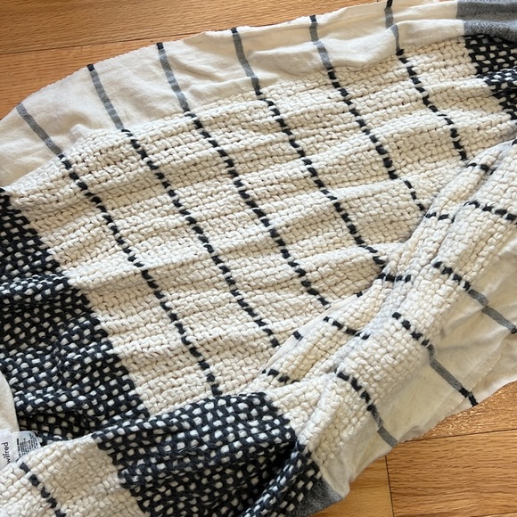 Aritzia wool scarf - Picture 3 of 3